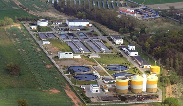 800px-Hradec_Králové_wastewater_plant_from_air_M1_-_2.jpg