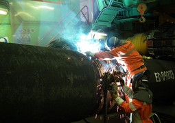 800px-Nord_Stream_-_two_pipes_are_welded_together_on_the_Castoro_Sei_pipelaying_vessel.jpg