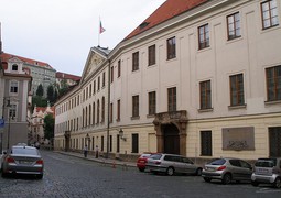 800px-Praha,_Poslanecká_sněmovna_Parlamentu_České_republiky.jpg