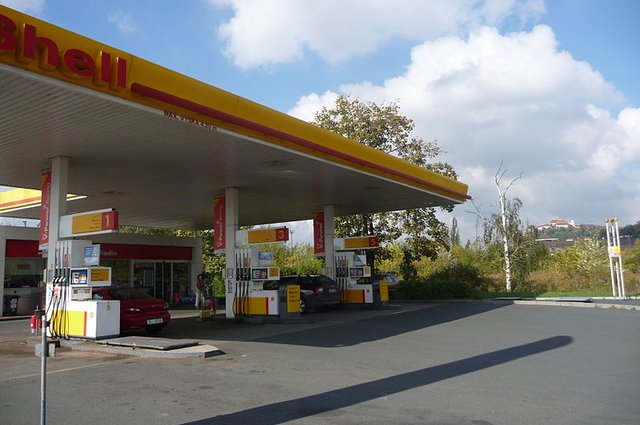 800px-Shell_gas_station,_Opuštěná,_Brno_(2).jpg