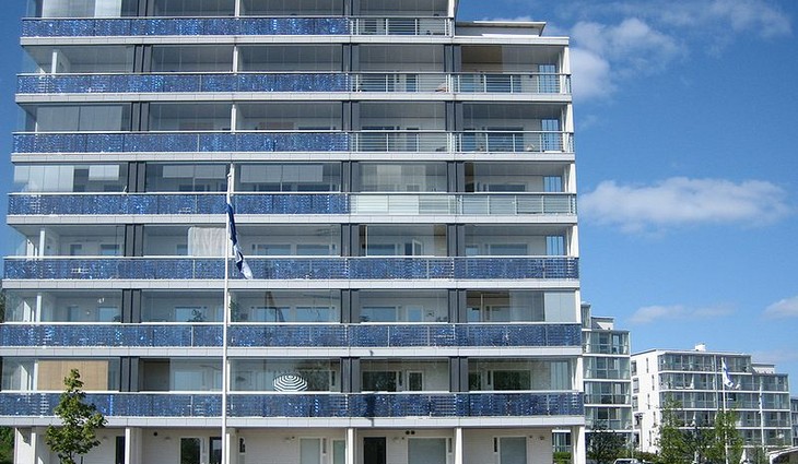 800px-Solar_panels_integrated_in_a_block_of_flats_in_Viikki_Helsinki_Finland