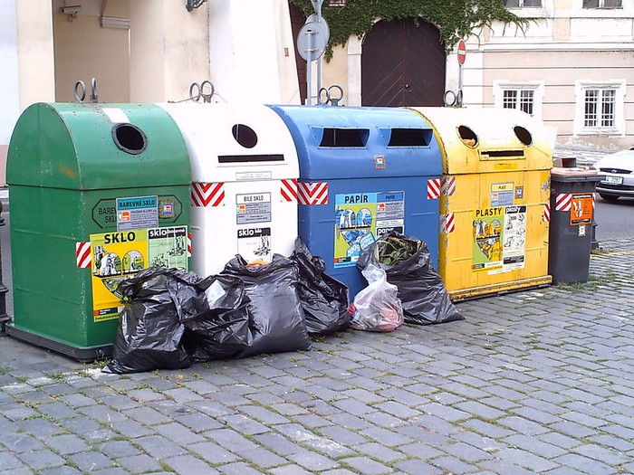 800px-Waste_collection_in_Prague_(2011).jpg