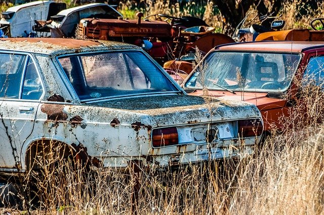 Autovraky v různém stupni demontáže byly umístěny mimo oplocený areál. Společnost APA Hradec Králo