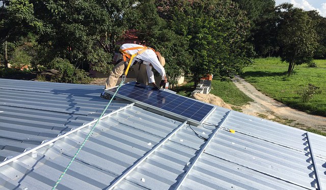 Babišova vláda chce zlikvidovat podnikatele v solární energetice. Ohrožuje tím i bankovní sektor