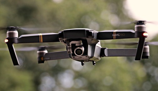 Britská firma vyvinula dron, který zvládne vysadit 100 tisíc stromů za den