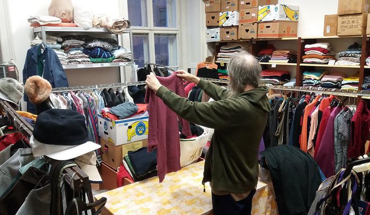 Brno: Sociální šatník pomáhá lidem bez domova. Sběr oděvů probíhá neustále
