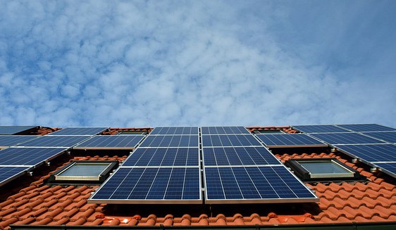 ČEZ loni instaloval 307 střešních fotovoltaických elektráren. Dvakrát tolik, než o rok dříve.