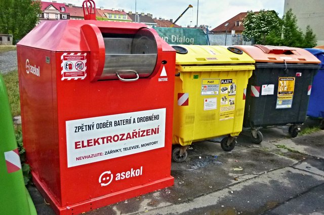 Červené kontejnery čekají na elektrodpad