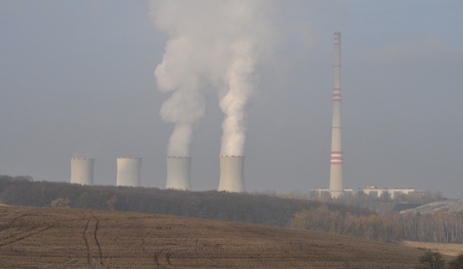 “Chcete dýchat kouř z Chvaletic o deset let déle?” ptá se Greenpeace a obsazuje věž elektrárny