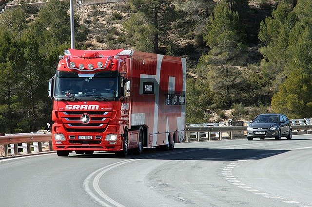 Daňové úlevy a pobídky způsobují, že si Evropané kupují méně znečišťující automobily