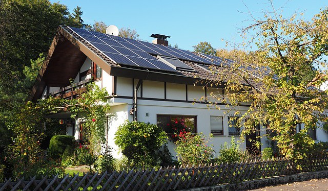 Do domácích fotovoltaik pronikají novinky. Trendem je virtuální baterie a řízení spotřeby