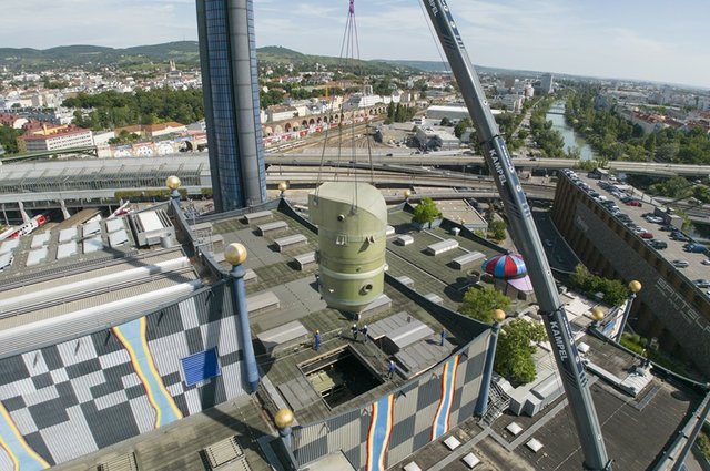 Dodn-soustek-velkho-tepelnho-erpadla-do-Spittelau-pes-sten-otvor-Wien-Energie-Johannes-Zinner-copyright_Wien Energie_Johannes Zinner