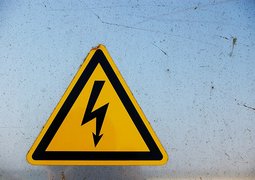 Electricity_warning_sign_in_Spain