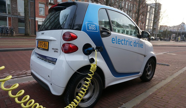 Elektromobily znečišťují stejně jako auta se spalovacími motory, tvrdí studie
