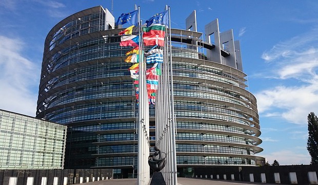 Europoslanci přijali rezoluci o vyhlášení klimatické nouze a vzali na milost jádro