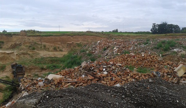 Firma JF TAKO dostala od inspektorů ČIŽP pokutu 650 tisíc za nelegální ukládání odpadů do pískovny