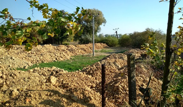 Firma nelegálně uložila přes 11 tisíc tun odpadní zeminy na pozemek na Chrudimsku
