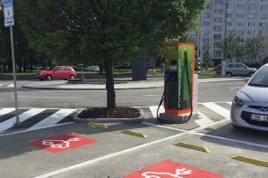 Hodonínský Kaufland nabídne zázemí pro elektromobily, ČEZ tu zprovoznil rychlodobíjecí stanici