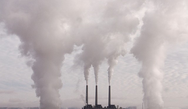 IEA: Globální emise CO2 z energetiky i v letošním roce rostou