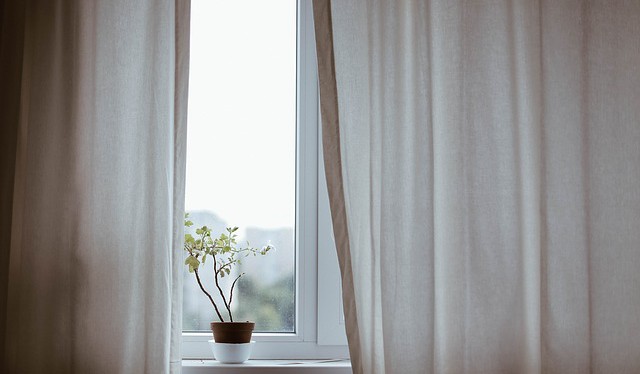 IKEA na příští rok chystá nové závěsy, které pomůžou čistit vzduch v domácnostech