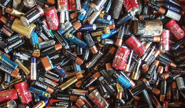 Je zbytečné evidovat přenosné baterie jako odpad a platit za jejich likvidaci odpadářským firmám