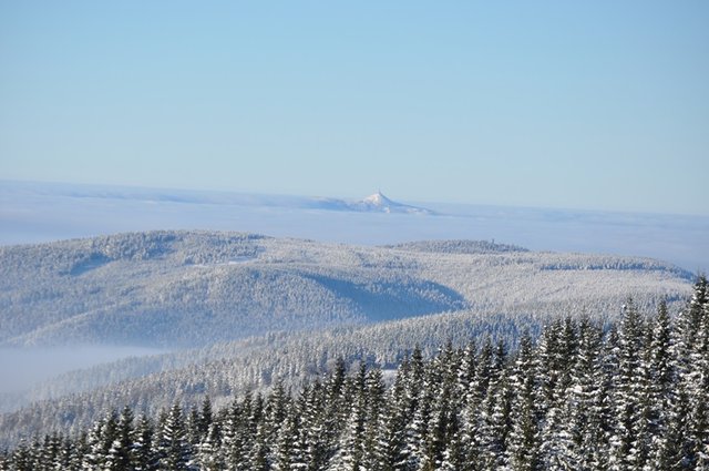 Ještěd_z_Dvoraček_(Krkonoše)