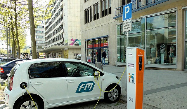 Kaufland nabídne zákazníkům dobíjení elektromobilů. První stanice ČEZ vyrostla v Kuřimi