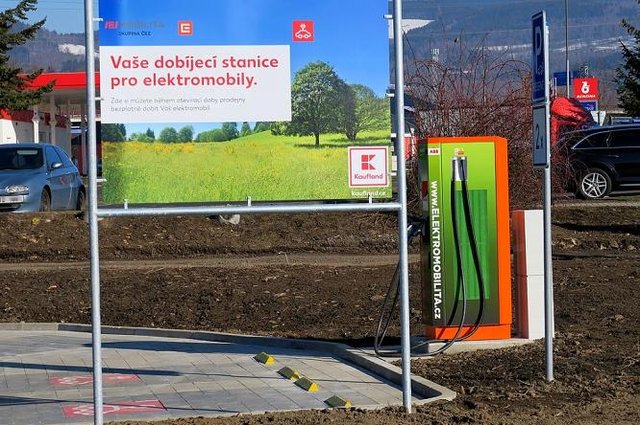 Kaufland v Ostrově nad Ohří láká elektromobily novou dobíječkou