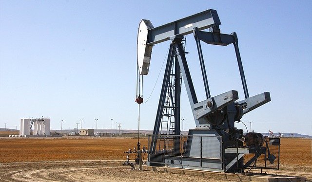Kolabující ropný trh může v dubnu zaplavit až o 3 miliony barelů ropy denně navíc