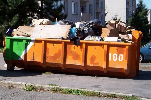 Konec pokoutného odhazování nadměrného odpadu u popelnic