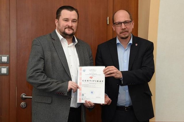 Královéhradecký kraj hospodaří s energiemi kraj efektivně. Potvrzuje to certifikát ISO