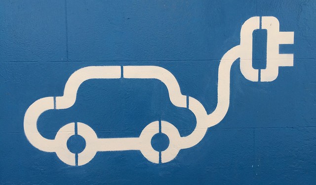 Loni na světě přibylo 550 tisíc elektromobilů. Ve kterých státech snižují emise?