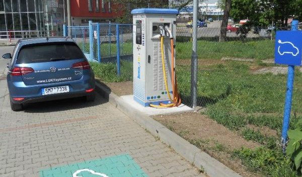 Majitelé elektromobilů využívají nabíjecí stanici v Moravské Třebové