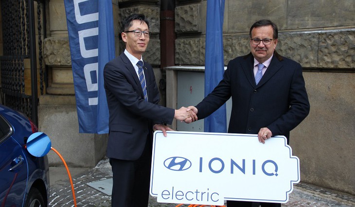 Ministr Jan Mládek převzal do půlročního užívání elektromobil Hyundai IONIQ Electric