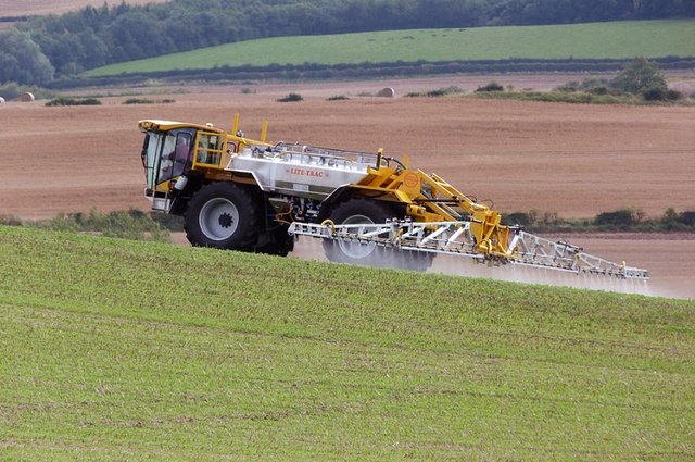 Ministr Toman: Daří se nám výrazně snižovat používání pesticidů v zemědělství, meziročně celkově o