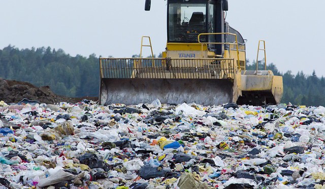 Mnohdy stačí odpad rozjezdit kompaktorem a stane se z něj výrobek. Od r. 2009 do r. 2013 skládkaři