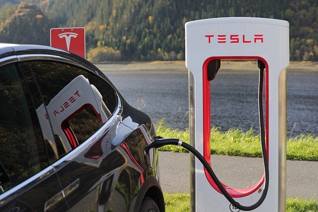 Na amerických silnicích jezdí již 1 milion elektromobilů. Prudce rostoucím prodejům dominuje Tesla