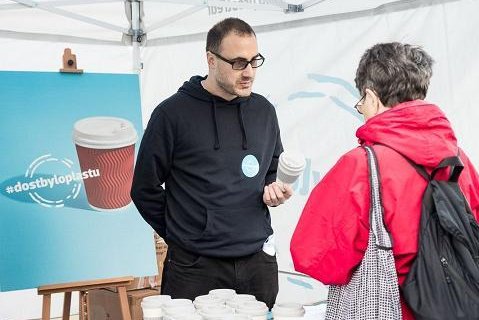 Náhradu jednorázových plastů zkoumá studie pro pražskou Náplavku