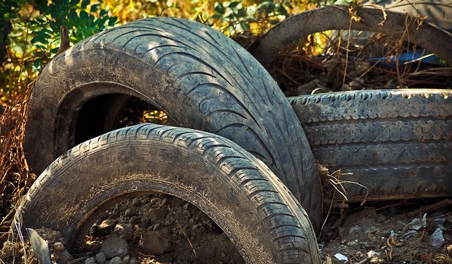 Našli jste na svém pozemku starou černou skládku pneumatik? Máte problém!
