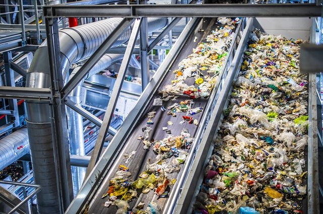 Nejslabším článkem recyklace odpadních plastů je třídění dle typů