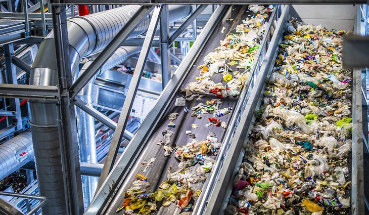 Nejslabším článkem recyklace odpadních plastů je třídění dle typů
