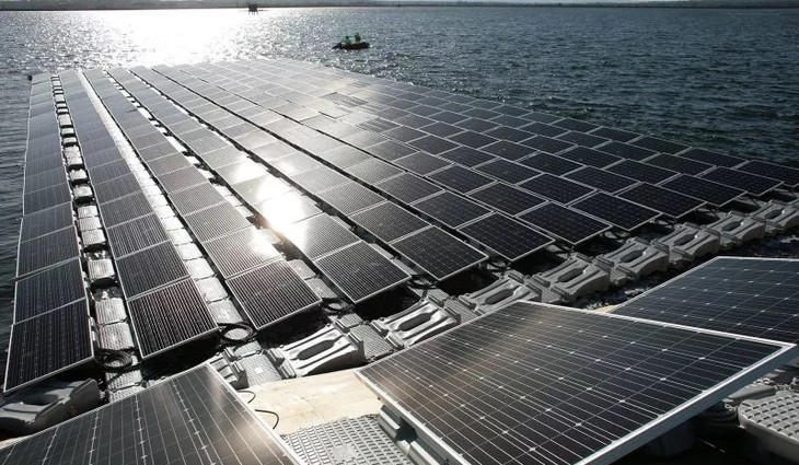 Největší nizozemská plovoucí solární elektrárna byla uvedena do provozu