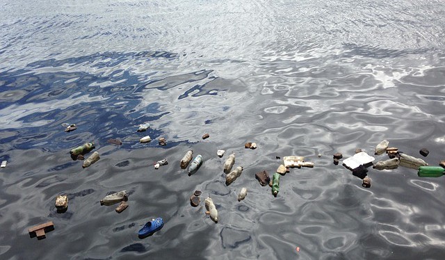 Odborníci z celého světa chtějí snížit zamoření moří plasty. A čeští experti z MŽP jsou u toho