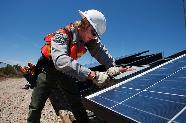 Photon Energy začala stavbu 5,5 MWp solárních projektů v maďarském Tiszakécske