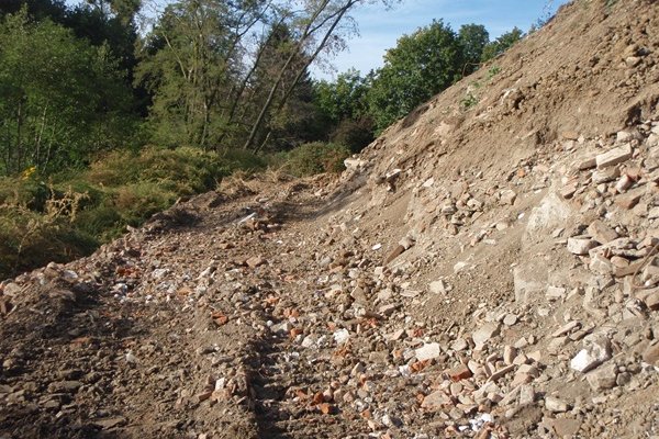 Podnikatel dostal za nelegální uložení více než 50 tisíc tun odpadu pokutu 300 tisíc korun