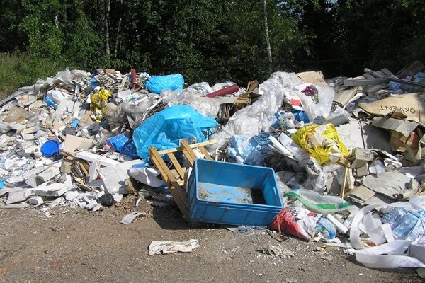 Podnikatel nakládal s tisíci tunami odpadů bez evidence a v zařízení, které k tomu nebylo určeno. 