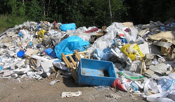 Podnikatel nakládal s tisíci tunami odpadů bez evidence a v zařízení, které k tomu nebylo určeno. 
