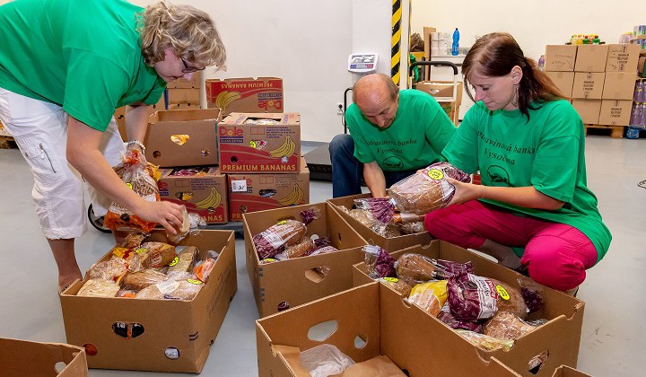 Potravinové banky pomáhají lidem v nouzi: v loňském roce shromáždily téměř 4 200 tun potravin