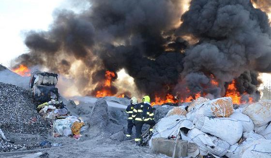 Požár plastového odpadu v Chomutově