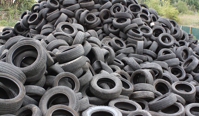 Praha: Vysloužilé pneumatiky nepatří do popelnice ani do příkopu